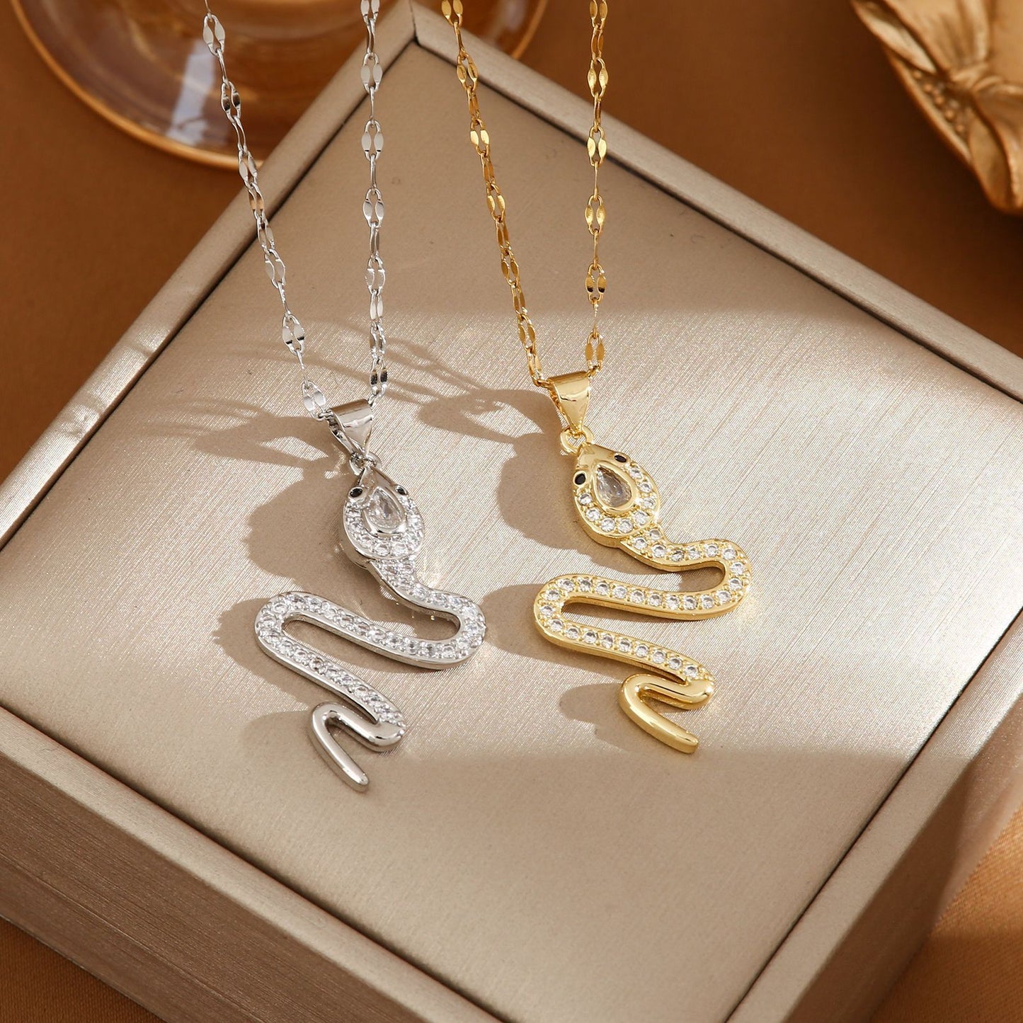 Fashion Personality Snake Necklace With Rhinestone Design Creative Sweater Chain Fall Winter Women's Clavicle Chain Jewelry